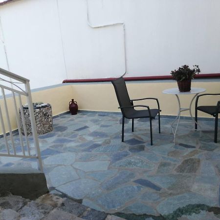 Sunny Cozy House With Grand Courtyard Apartment Leonídion Exterior foto